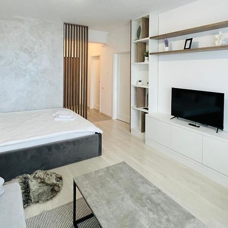 Q Royal Apartment - Palas Center Iasi Eksteriør billede