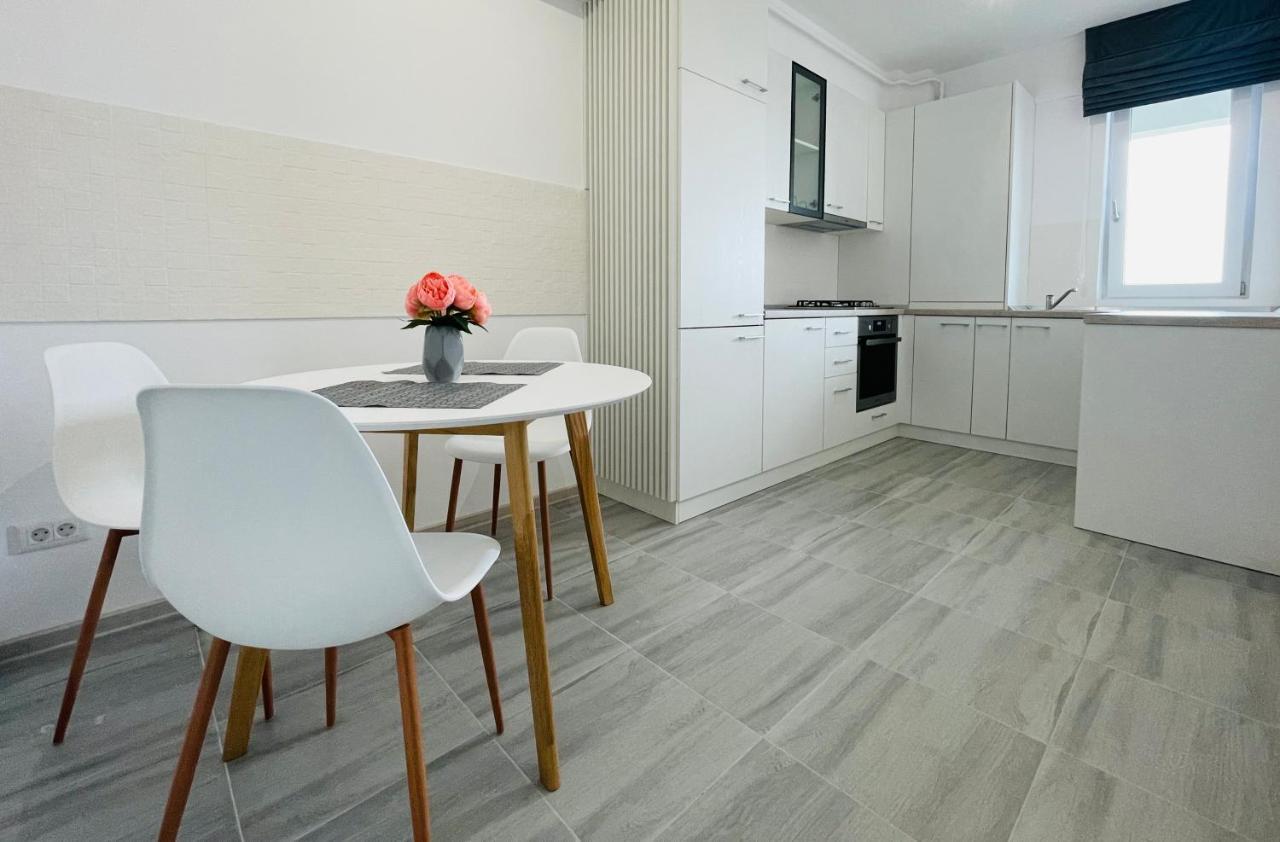 Q Royal Apartment - Palas Center Iasi Eksteriør billede